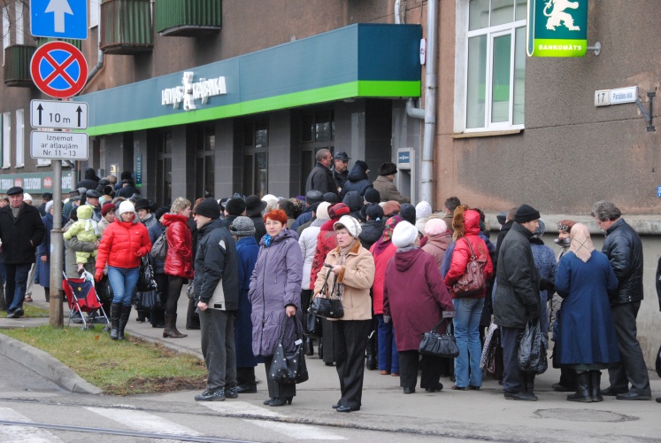 Картинка очередь в банкомат